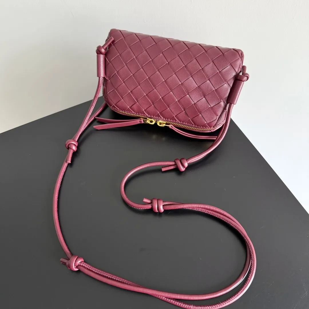 Batch 1260 BV new mini bag ceiling Bottegaveneta new Concert Pouch bag is small and has a large capacity. It can hold a Pro max mobile phone. The shoulder strap is adjustable for cross-body carry. It is very cost-effective when carried on one shoulder. The latest small bag in autumn has a lot of capacity. It can hold 4 short clips. I also tried it and it can hold one of my fists. It is cute, the capacity is touching and the length of the shoulder strap is adjustable for daily commuting. Full score 10 #bv woven bag Style number: 794258 Size: 18.5*11.5*8.5cm